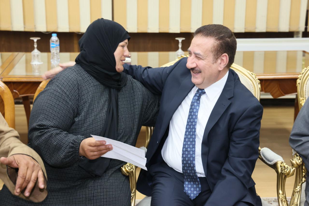 المحافظ والأسرة المحافظ والأسرة