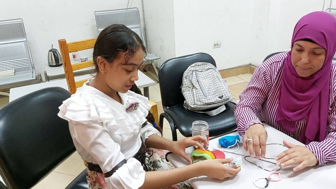 ورش فنون تشكيلية ورسم وخياطة وأشغال يدوية لدعم الفتيات والأطفال