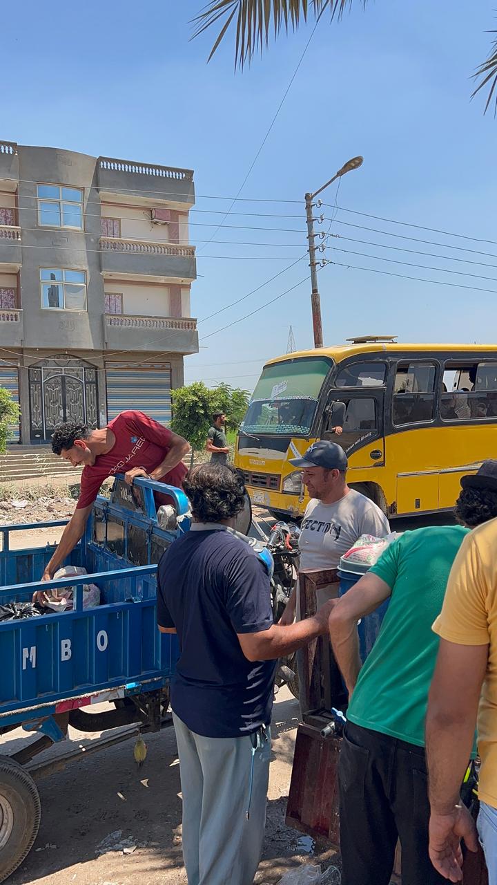 مساهمة الشباب في توزيع العصائر مساهمة الشباب في توزيع العصائر