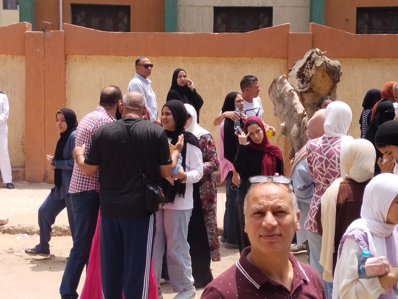أولياء الامور يطمئنون أبنائهم