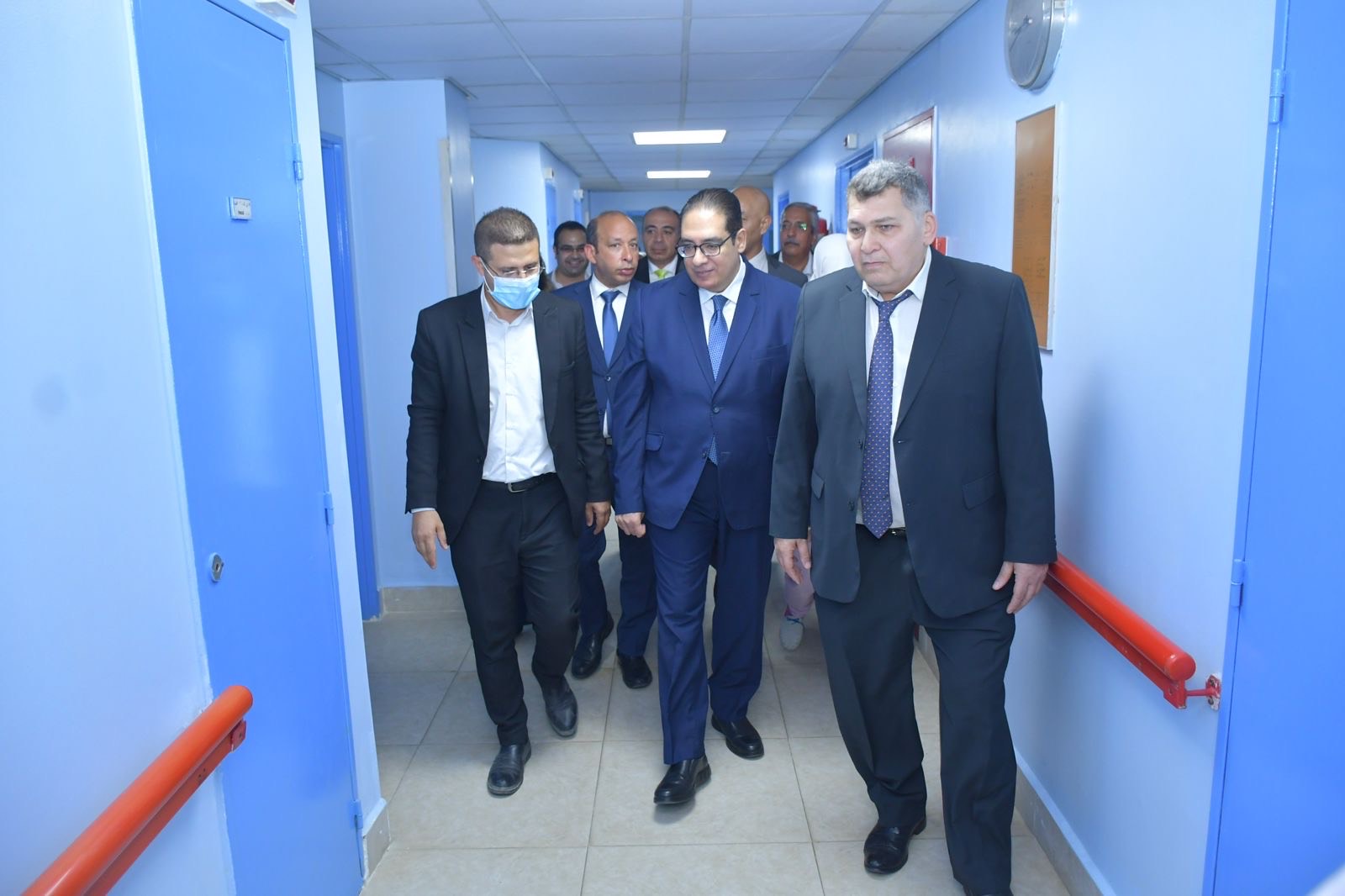 خلال تفقد رئيس جامعة القاهرة مواقع التجديد بمستشفى الفرنساوي 