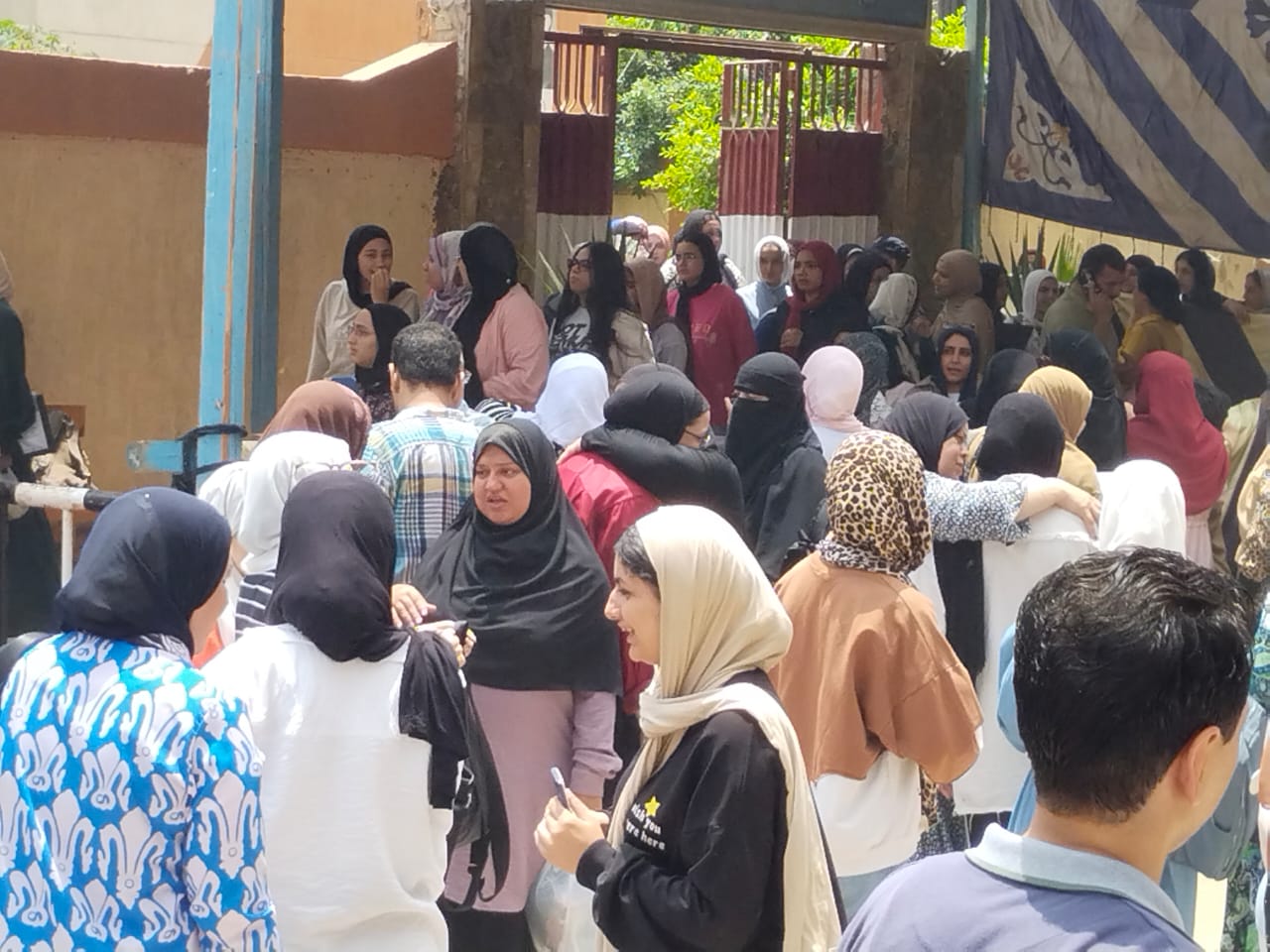 لحظة خروج الطالبات