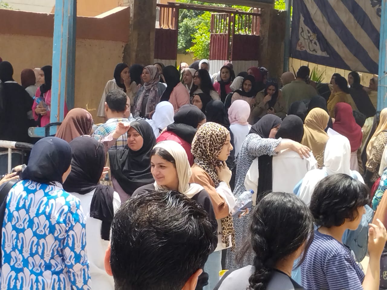الطلاب أمام اللجان عقب الخروج من الامتحان