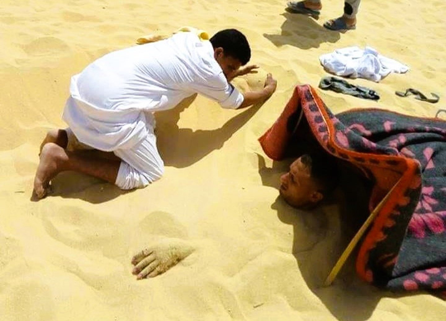 عملية الدفن في الرمال للعلاج - سيوة
