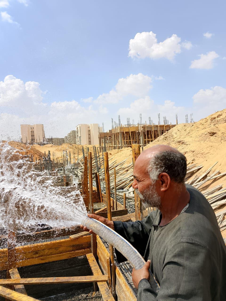 احد العمال داخل المشروع