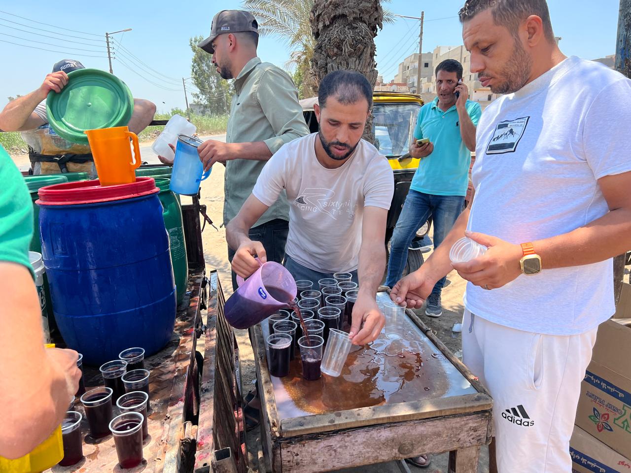 تجهيز العصائر علي جانب الطريق تجهيز العصائر علي جانب الطريق