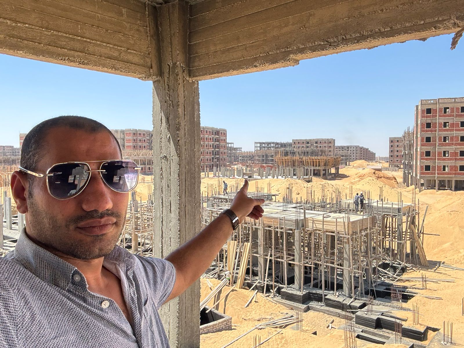 الزميل احمد حسن داخل مشروع سكن لكل المصريين بمدين