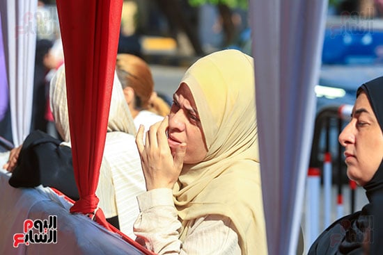 انتظار الامهات لمؤازرة ابنائهم في امتحان الكيمياء
