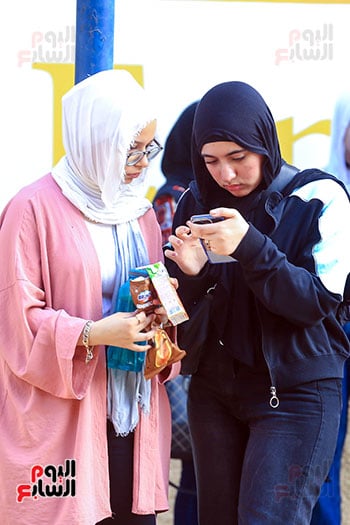 طالبات تراجع امتحان الكيمياء