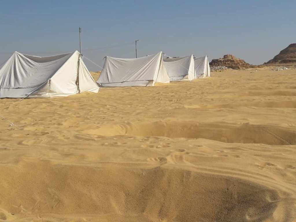 احد مراكز العلاج بالدفن في رمال سيوة