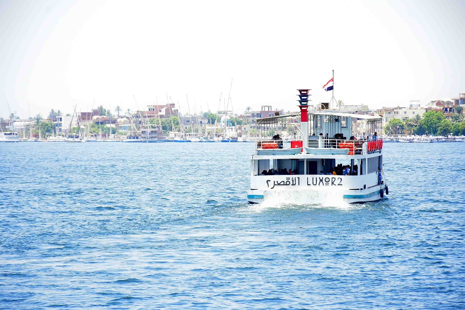 المعدية الأقصر 2 فى رحلتها بين الشرق والغرب فى النيل المعدية الأقصر 2 فى رحلتها بين الشرق والغرب فى النيل