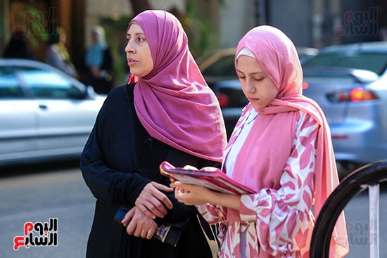طالبة تراجع الامتحان