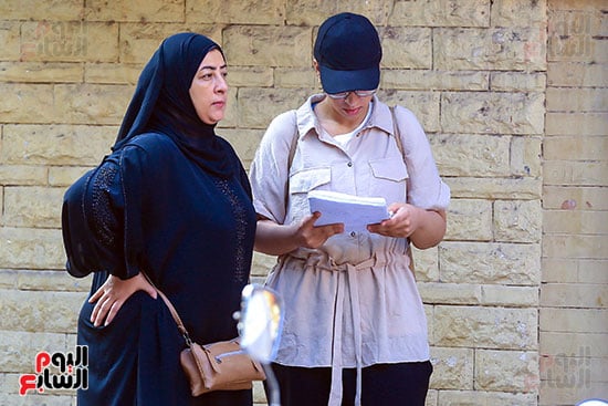 طالبة تراجع قبل الامتحان