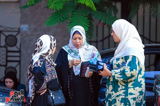 اولياء الامور في انتظار دخول ابنائهم للامتحان (5)