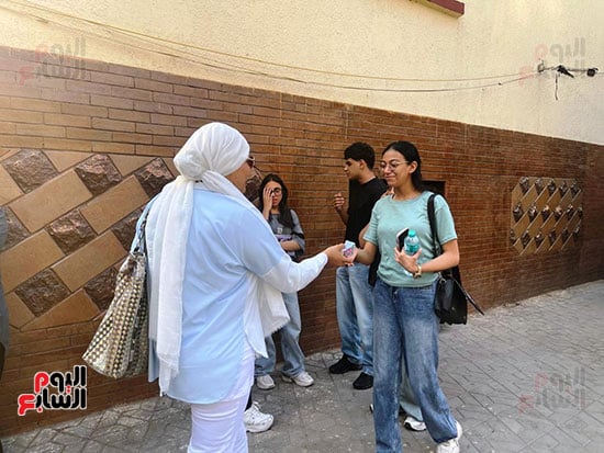 أم توزع عصائر على طلاب الثانوية العامة (3)