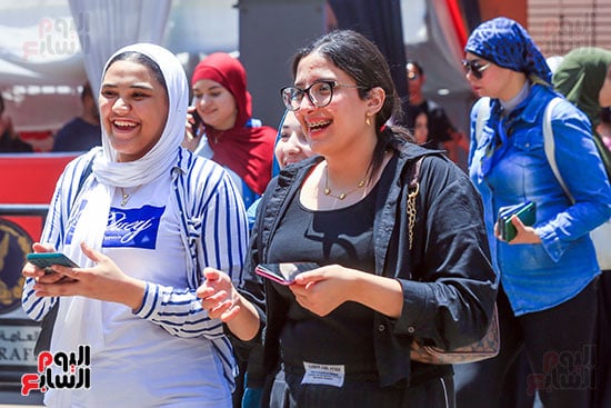 سهولة الجغرافيا على وجوه الطالبات