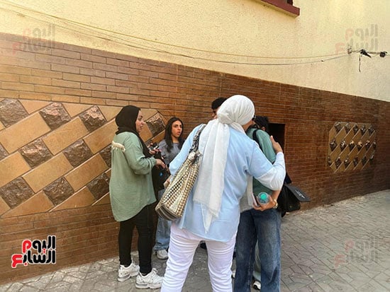 أم توزع عصائر على طلاب الثانوية العامة (1)