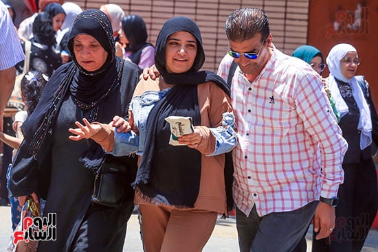اولياء الامور في استقبال ابنائهم