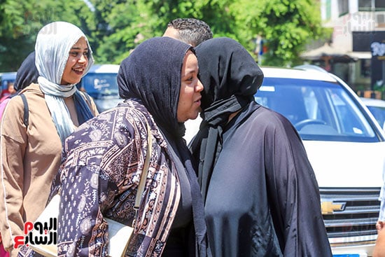 طالبة تقبل والدتها