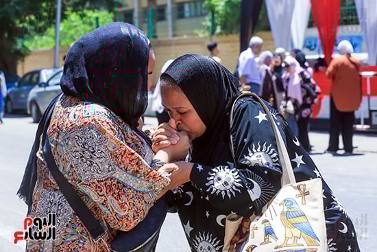 قبلة أم على يد ابنتها (3)