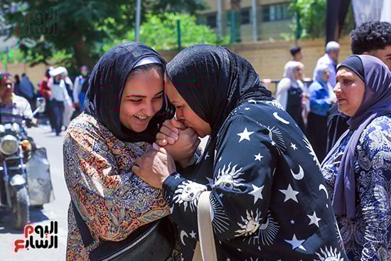 تقبل يد طالبة بعد الامتحان