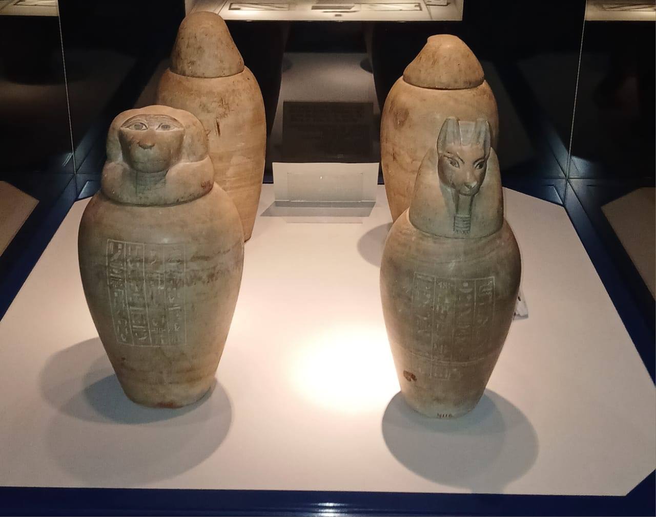 الأوانى الكانوبية الأربعة من المرمر الأوانى الكانوبية الأربعة من المرمر