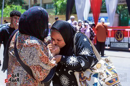سيدة تقبل يد ابنتها بعد سهولة الامتحان