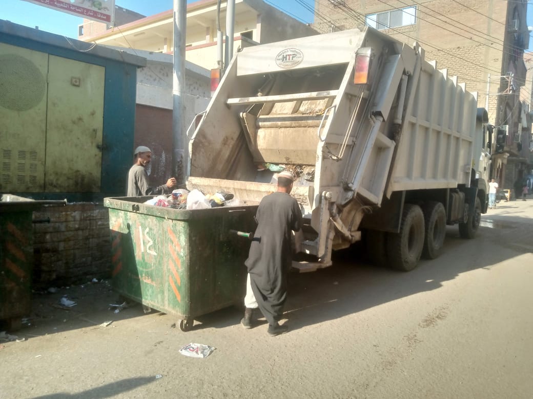 جانب من عمليات رفع القمامة