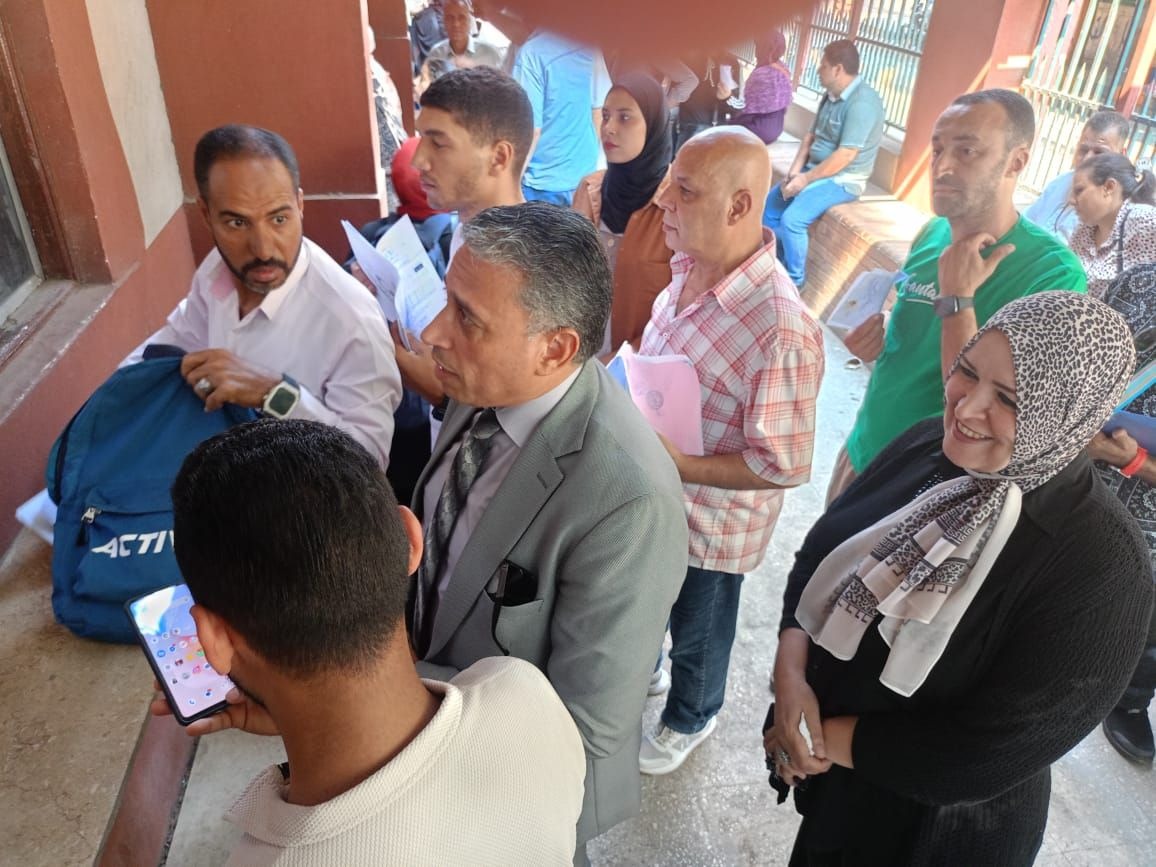 مدير تعليم الجيزة يتفقد خدمة الشباك الواحد (1)
