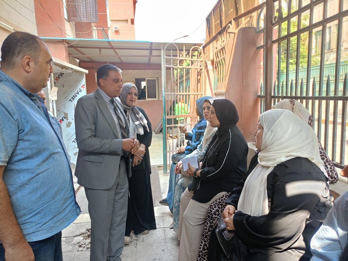 مدير تعليم الجيزة يتفقد خدمة الشباك الواحد (3)
