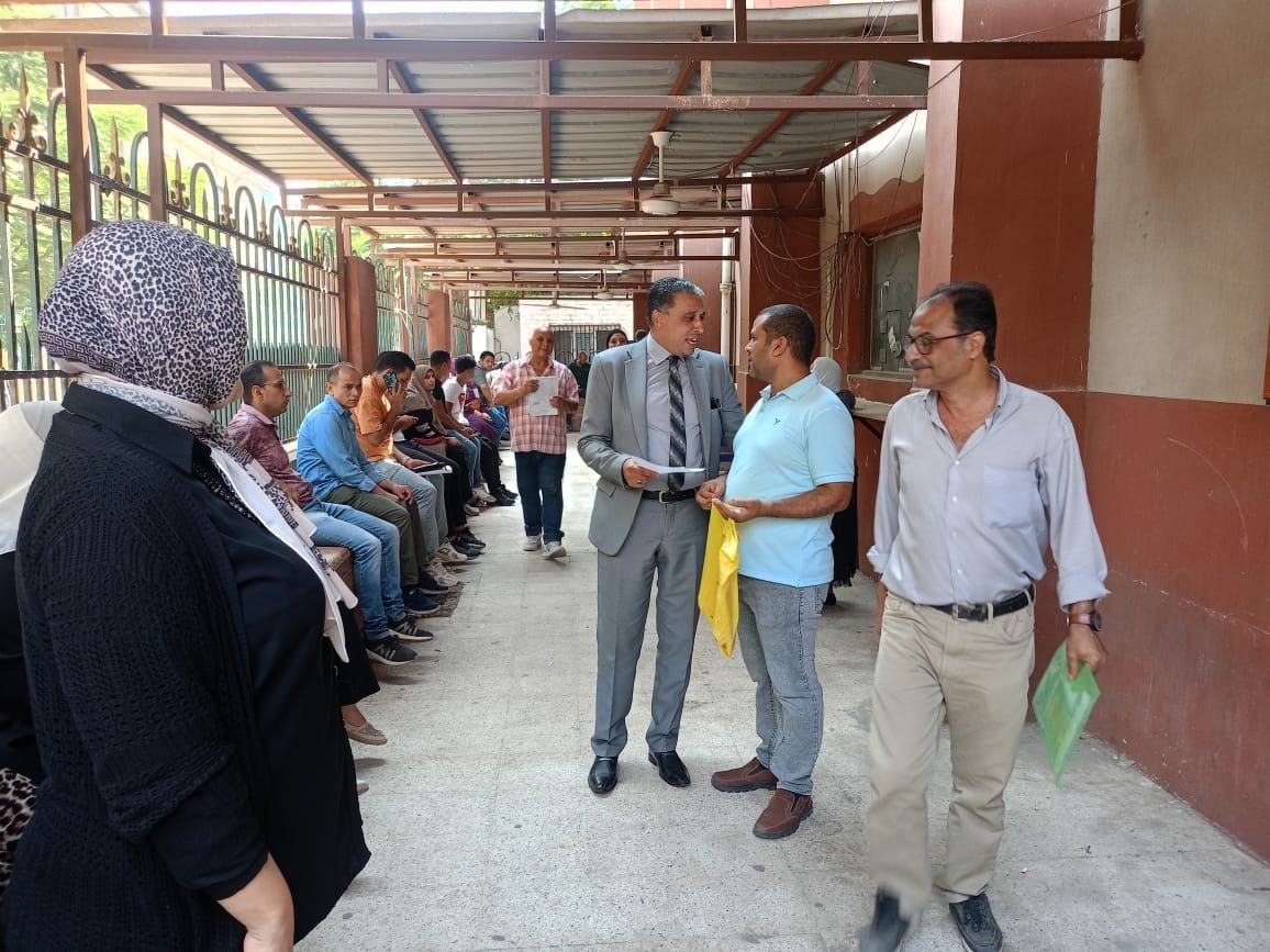 مدير تعليم الجيزة يتفقد خدمة الشباك الواحد (2)