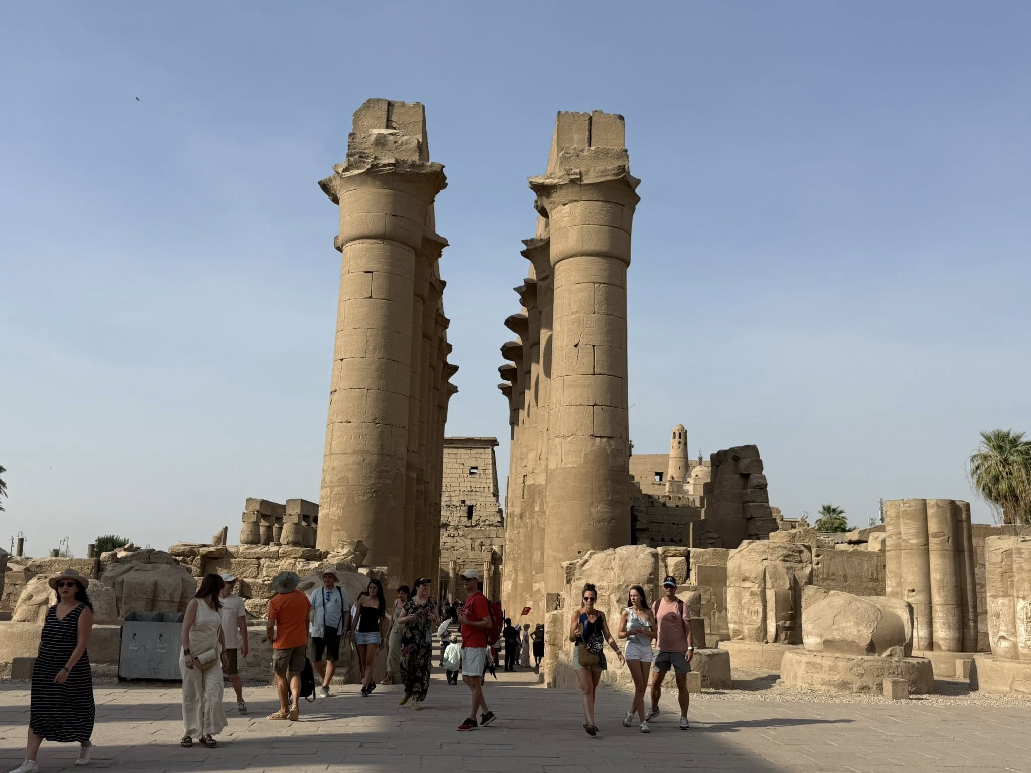 جانب من زيارات وتوافد السائحين رغم حرارة الطقس بالمعابد جانب من زيارات وتوافد السائحين رغم حرارة الطقس بالمعابد