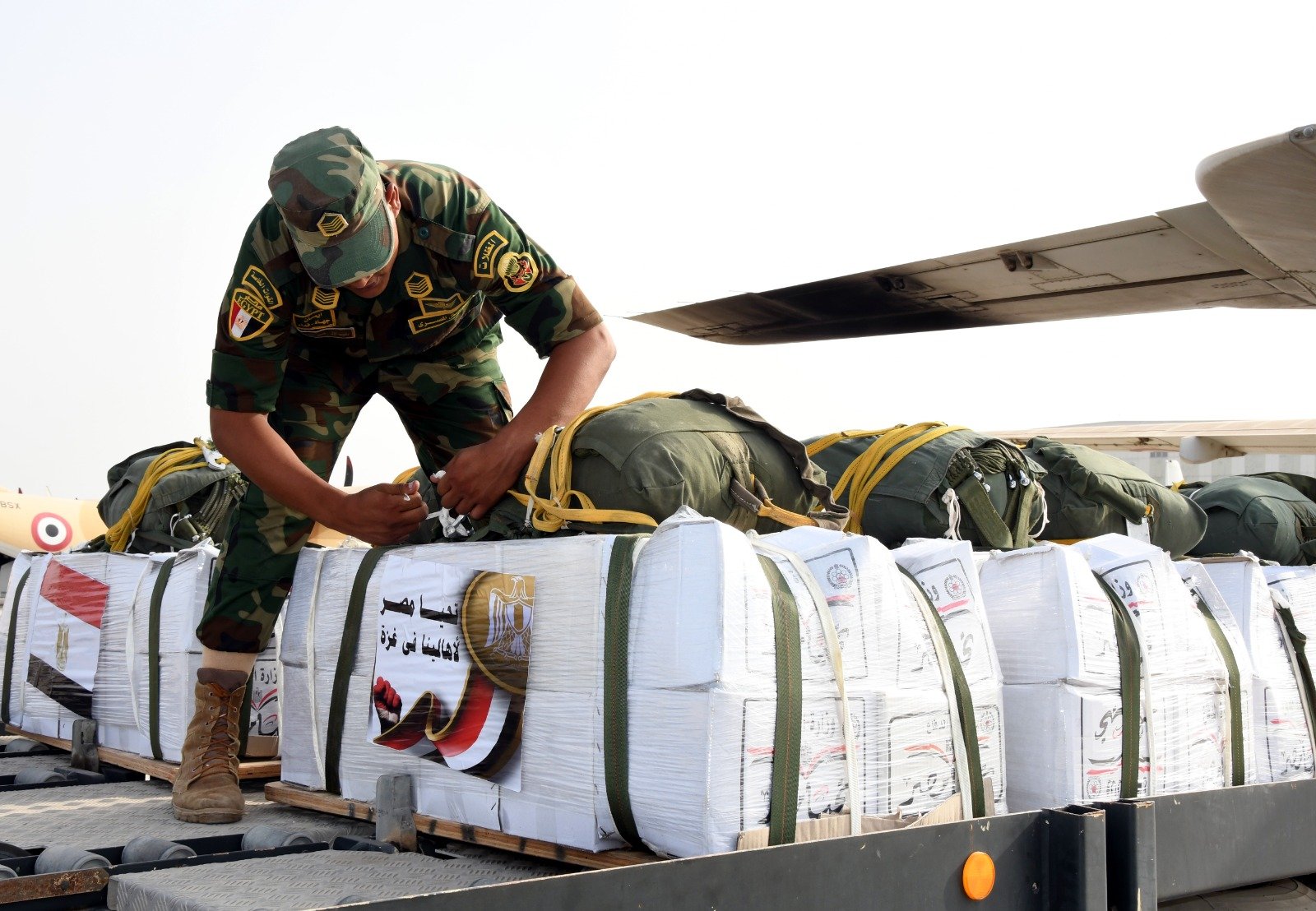 مصر تسقط أطنان من المساعدات جواً على قطاع غزة (6)