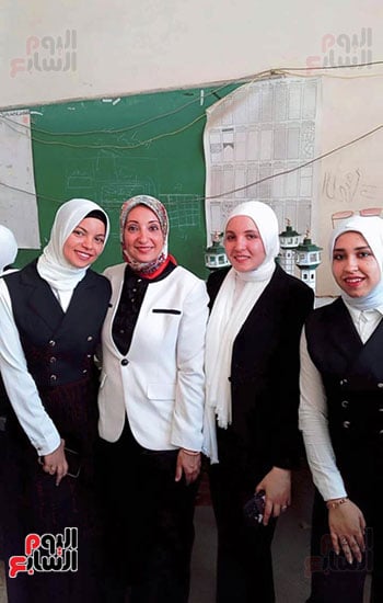 دكتورة-خديجة-مع-الطالبات دكتورة-خديجة-مع-الطالبات
