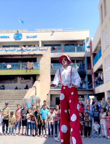 المهرجون داخل مدارس النازحين المهرجون داخل مدارس النازحين