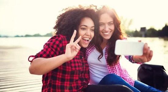 صديقة مقربة