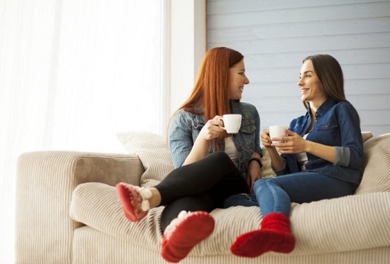 صديقة تتحدث مع صديقتها