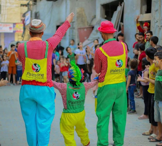 جوه ملوّنة ترتدى أنوفًا حمراء وملابس زاهية الألوان جوه ملوّنة ترتدى أنوفًا حمراء وملابس زاهية الألوان