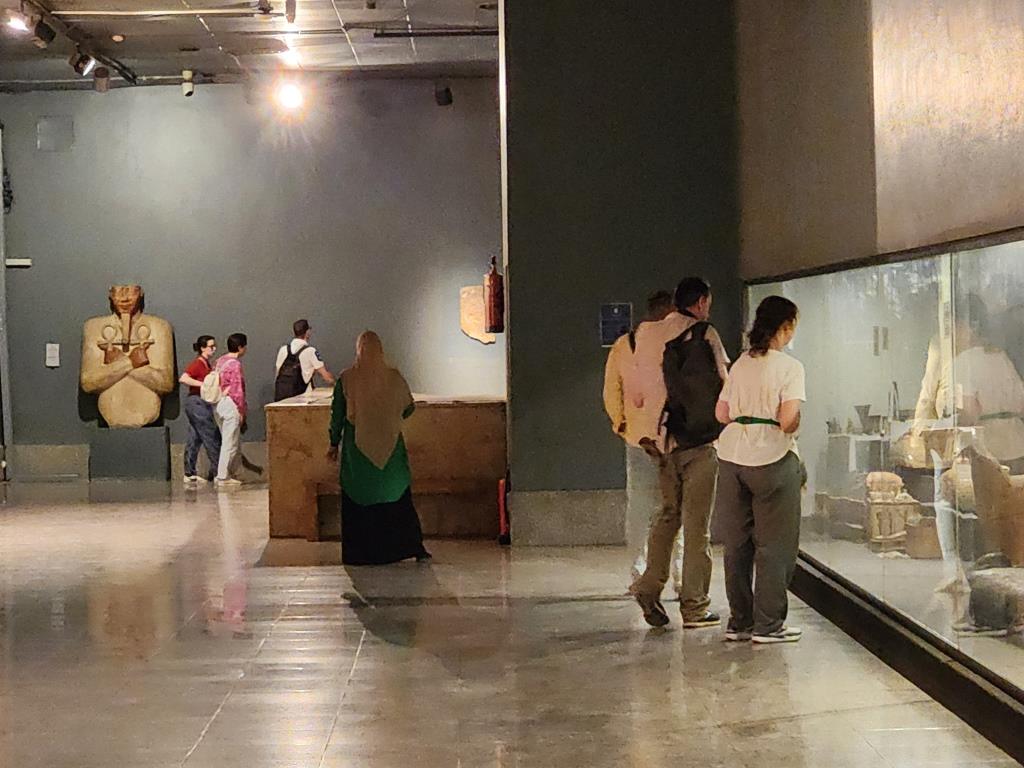 السياح يستمتعون بسحر القطع الأثرية النادرة في متاحف الأقصر