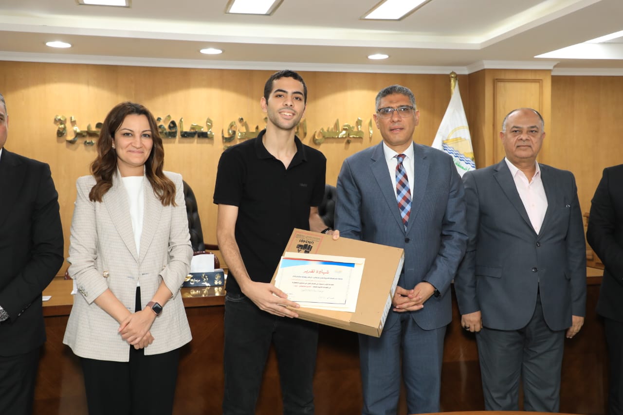 محافظ الجيزة يكرم أوائل الثانوية العامة والدبلومات الفنية  (1)