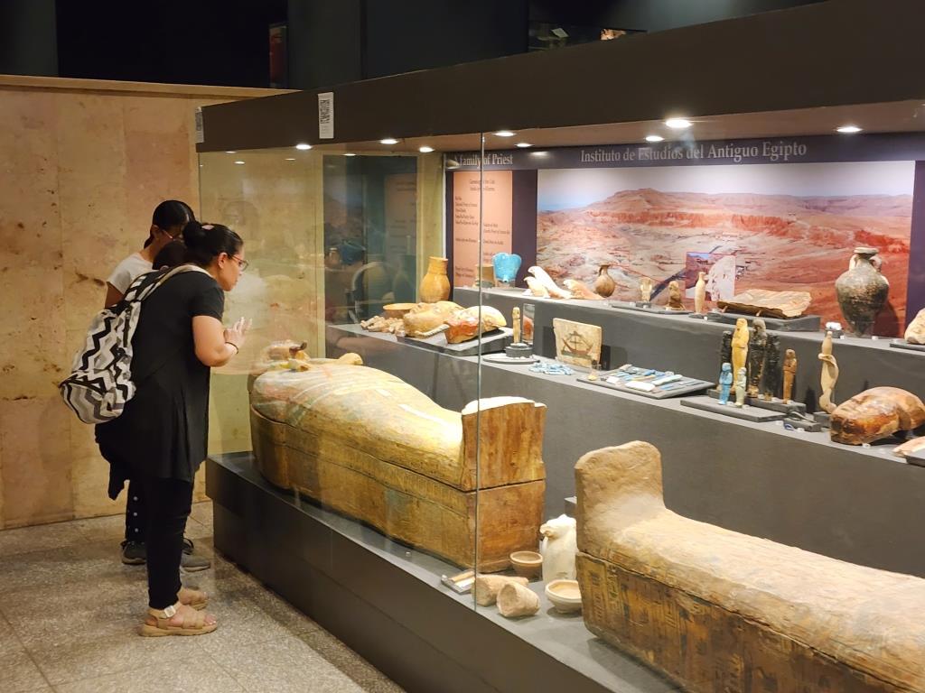 استمتاع الأجانب فى جولتهم داخل متاحف الأقصر