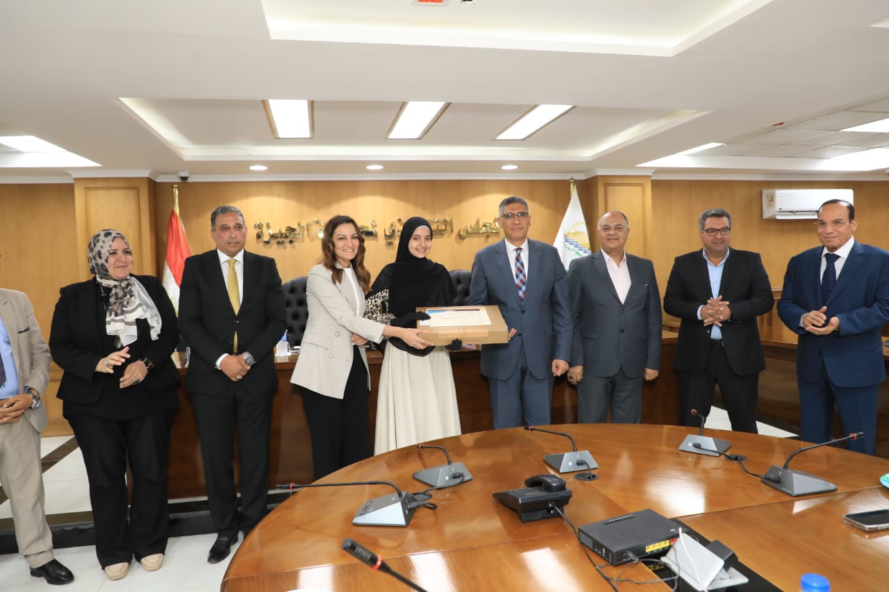 محافظ الجيزة يكرم أوائل الثانوية العامة والدبلومات الفنية  (4)