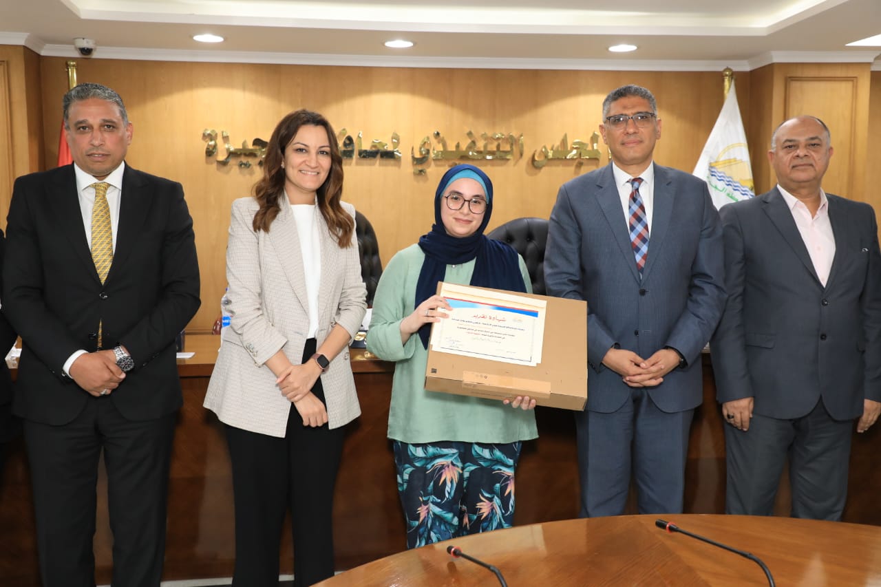 محافظ الجيزة يكرم أوائل الثانوية العامة والدبلومات الفنية  (3)