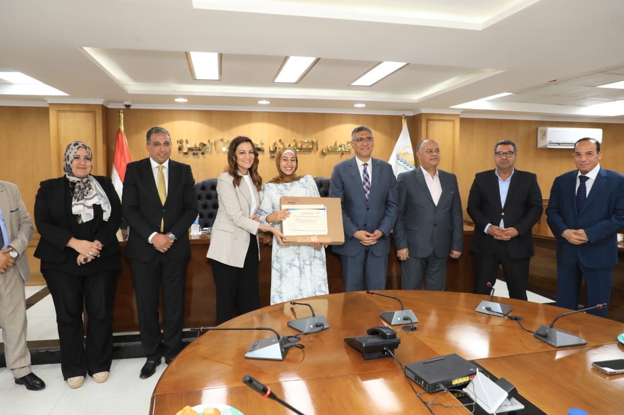 محافظ الجيزة يكرم أوائل الثانوية العامة والدبلومات الفنية  (6)