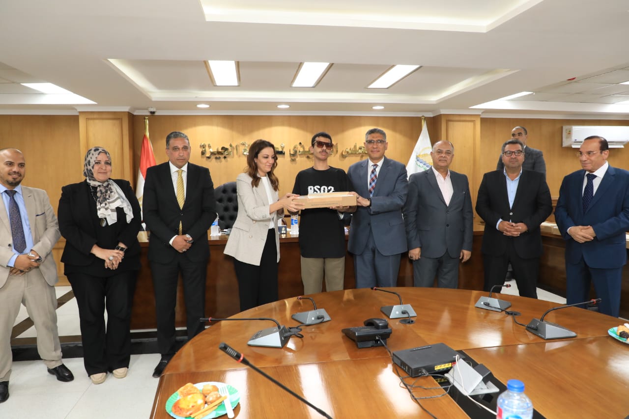 محافظ الجيزة يكرم أوائل الثانوية العامة والدبلومات الفنية  (7)