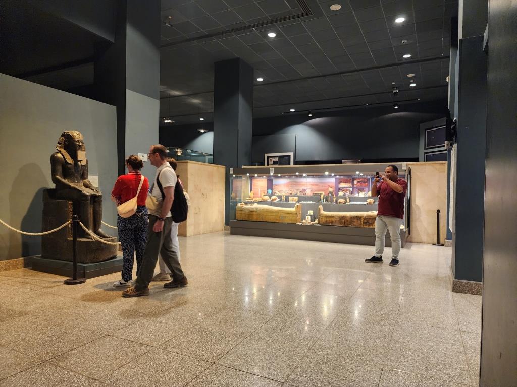 سياح العالم يستمتعون بسحر القطع الأثرية النادرة في المتاحف