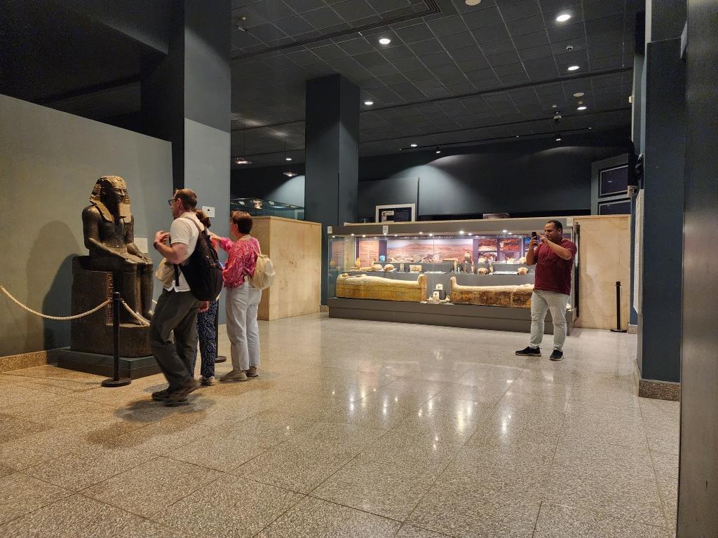 جانب من الزيارات السياحية فى متحف الأقصر