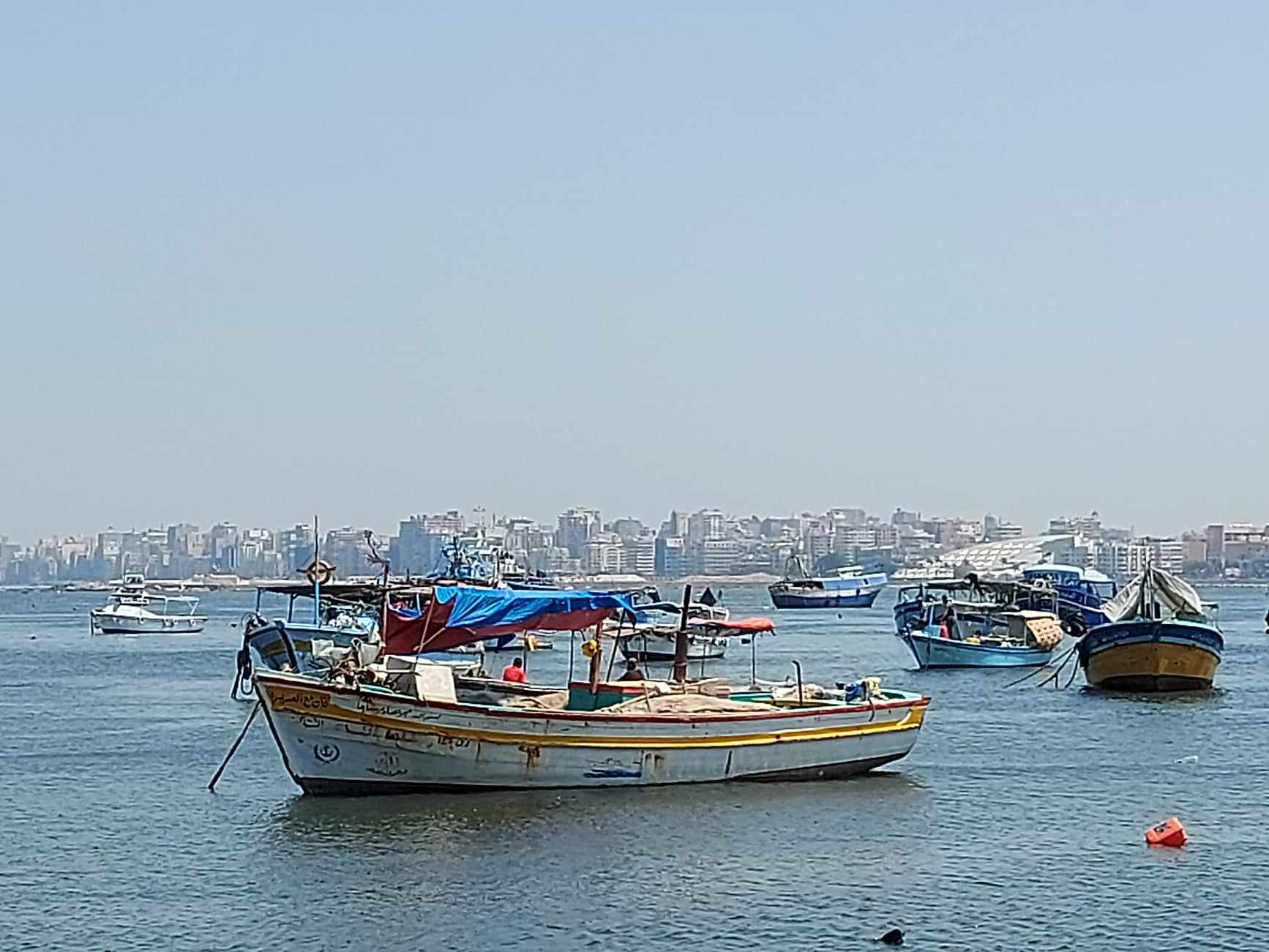 قوارب مختلفة الاحجام قوارب مختلفة الاحجام