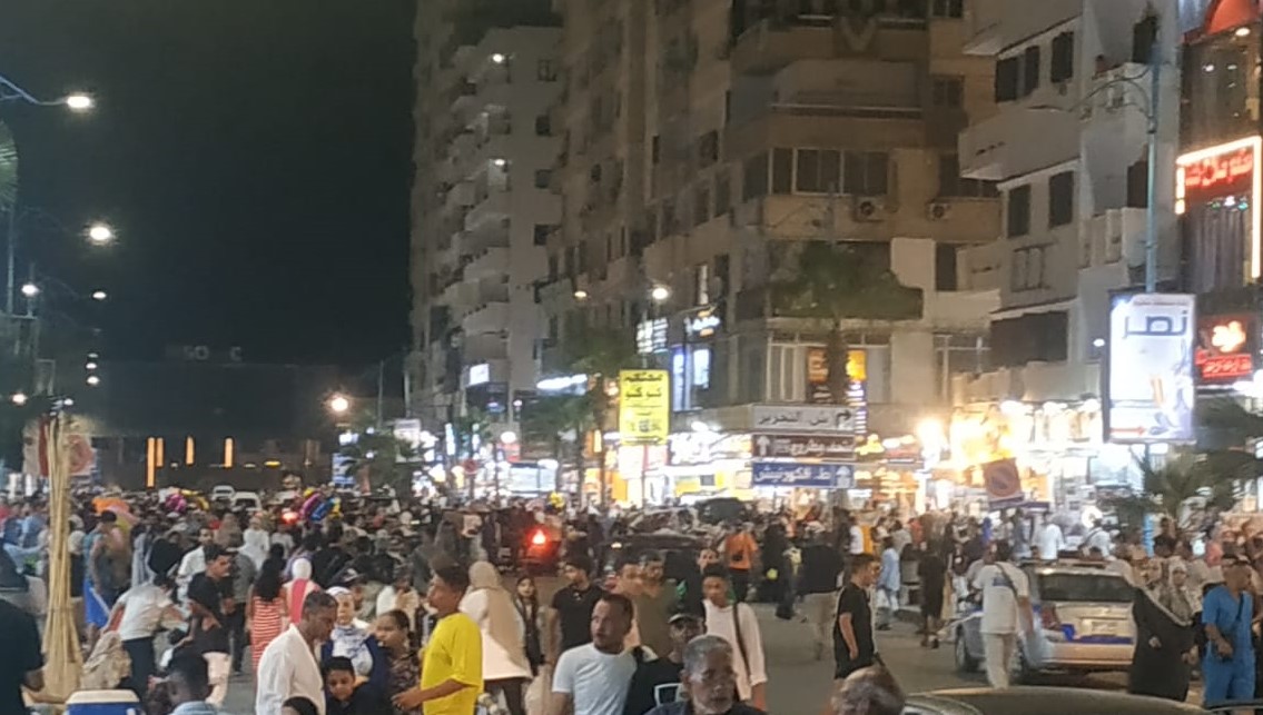 شوارع مطروح تتحول لسوق مفتوح ليلا شوارع مطروح تتحول لسوق مفتوح ليلا
