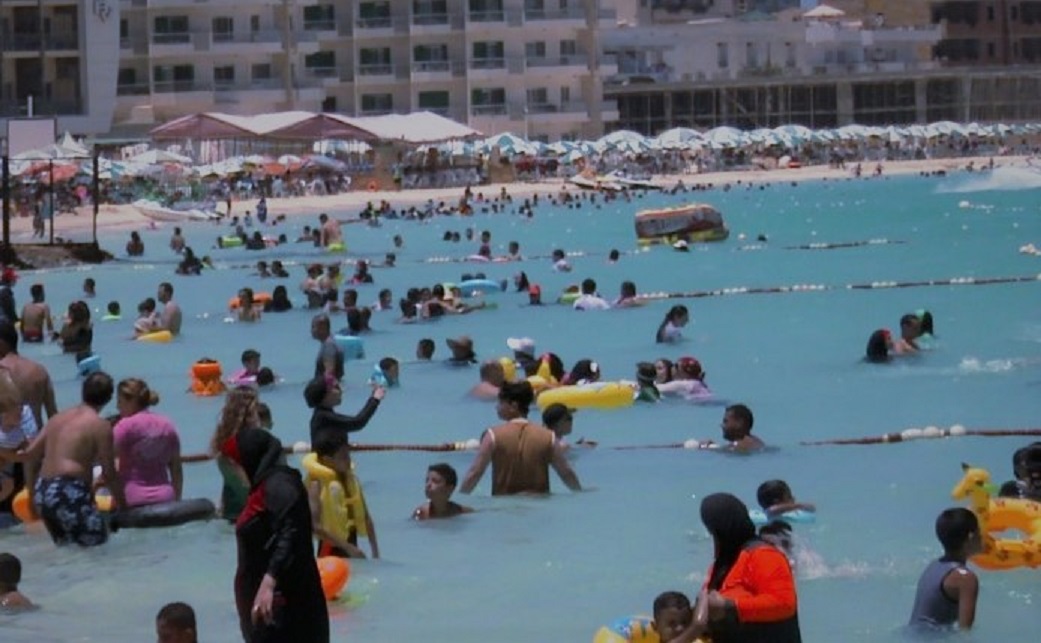 إقبال على شواطئ مطروح إقبال على شواطئ مطروح